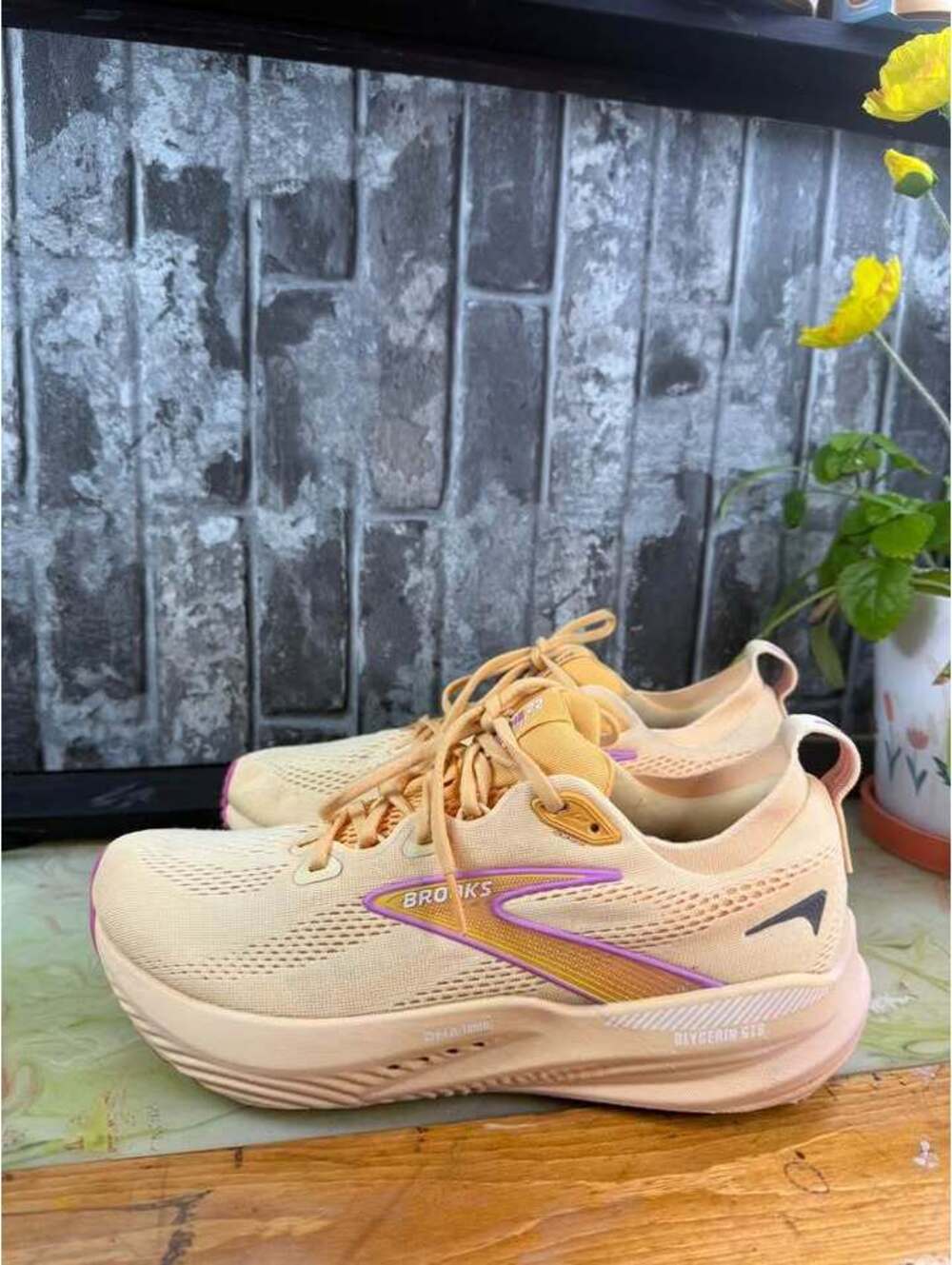 Brooks Glycerin GTS 22 women’s running shoes in a peach/tan colorway with pink